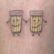 Idosas celebram 30 anos de amizade com tatuagem de copos de cerveja 