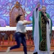 Mulher joga Padre Marcelo Rossi de palco durante missa; veja