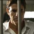 Régis (Reynaldo Gianecchini) é levado para uma cela lotada, na novela 'A Dona do Pedaço' 
