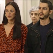 Vivi (Paolla Oliveira) e Camilo (Lee Taylor) chegam à casa de Beatriz (Natália do Vale)