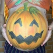 Grávida, Leticia Colin fez pintura de abóbora na barriga para comemorar o Halloween