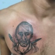 Joselito Júnior imortalizou o rosto de Manoel Gomes no próprio peito