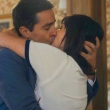 Almeida (Ricardo Pereira) e Clotilde (Simone Spoladore) se beijam em 'Éramos Seis' 