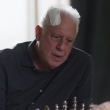 Alberto (Antonio Fagundes) esquece como se joga xadrez — Foto: Globo