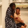 Sandro (Humberto Carrão) leva tiro para proteger Lurdes (Regina Casé), em 'Amor de Mãe'