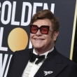 Elton John no tapete vermelho do Globo de Ouro 