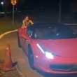 Leonardo posta vídeo empurrando carro e brinca: "O que adianta ter Ferrari e não por gasolina?"