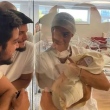 O ator Felipe Simas com o filho recém-nascido, Vicente