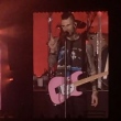 Vocalista do Maroon 5 usa guitarra da Hello Kitty durante show em São Paulo