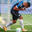 Diego Souza comemora após marcar gol do Grêmio
