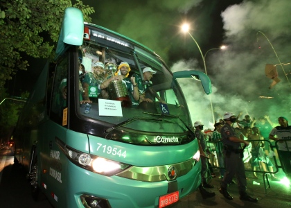 Festa na madrugada: jogadores do Palmeiras são recebidos por torcida no CT