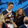 Tom Brady, o número 12 do Tampa Bay Buccaneers celebra com Gisele Bündchen sua vitória no Super Bowl