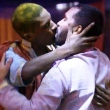 Lucas Penteado e Gilberto trocam beijos no BBB 21