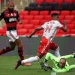 Gabriel marca o segundo gol do Flamengo no Maracanã