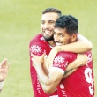 Só dá Júnior: Nilson e Pedro (D), autores dos gols da vitória colorada no clássico, se abraçam