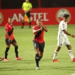 Marlon Freitas pede toque de mão na bola