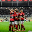 Jogadores do Flamengo comemoram gol em jogo contra o Grêmio pela Copa do Brasil