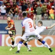 Paulinho Moccelin, do Sport, finaliza em jogo contra o Bahia
