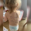 Foto mostra dados assinados nas costas de Vira, de apenas dois anos 