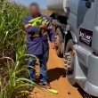 Gerente de fazenda gravou momento em que humilha caminhoneiro e manda colocar espigas de milho na c