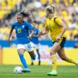 Atacante Kerolin conduz a bola em amistoso contra a Suécia