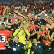 Jogadores e funcionários do Atlético-GO comemoram classificação