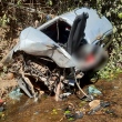 Carro modelo VW Gol ficou destruído após queda no Córrego Bacalhau