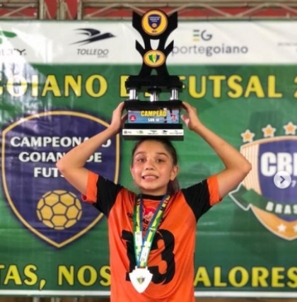 Menina de 8 anos é impedida de jogar torneio de futsal, e mãe