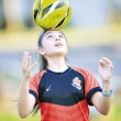 Maria Fernanda, de 11 anos, em treino de futebol campo, uma das modalidades que joga junto com futsa