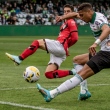Rafael Santos tenta o cruzamento na vitória do Coritiba sobre o Atlético-GO, no Couto Pereira