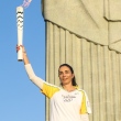 Isabel com a tocha olímpica em 2016, no Rio