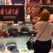 Consumidora pesquisa preso para Black Friday, em Goiânia