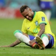 Neymar sofreu entorse no tornozelo direito na partida contra a Sérvia