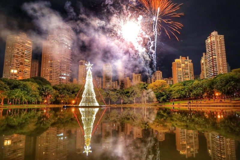 Terceira maior do Brasil, árvore de Natal flutuante no Vaca Brava é  inaugurada, em Goiânia