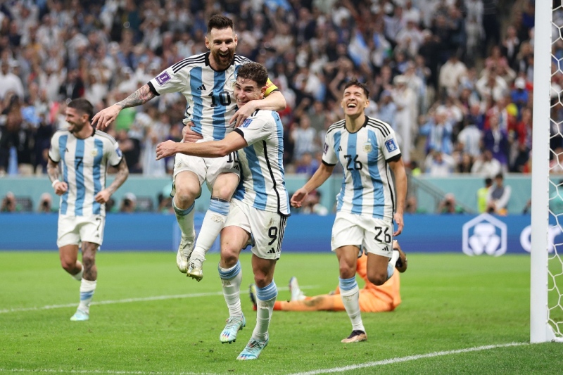 Messi leva torcedores à loucura com golaço de falta no final do jogo