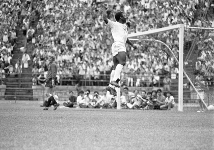 Sete jogos e três gols: a conexão do Rei Pelé com Goiânia