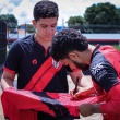 Kaio Pires, de 16 anos, foi ao CT do Atlético-GO conhecer os jogadores