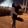 Casal dançando no Irã