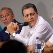 Ronei Freitas (centro), presidente da Federação Goiana de Futebol (FGF)