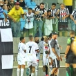 Jogadores do Goiânia comemoram gol de Assuério
