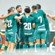 Jogadores do Goiás comemoram gol sobre o Goiânia em goleada histórica no Serra Dourada