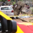 Ponto de ônibus cai por cima de trabalhador em Aparecida de Goiânia