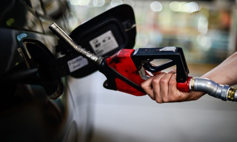 Petrobras anuncia aumento no litro da gasolina a partir de quarta-feira
