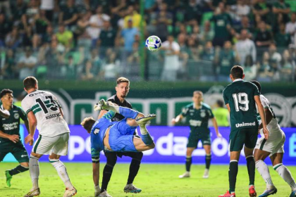 Goiás vence Coritiba e respira na luta contra o rebaixamento no