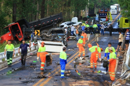 Sobe para 13 número de mortos em acidente na BR 251