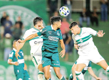 Goiás vence Coritiba e respira na luta contra o rebaixamento no