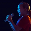 Menina cantando