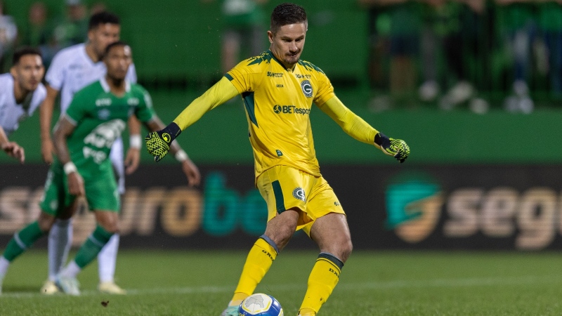 Goleiro Tadeu cobra pênalti e marca quarto gol nesta Série B